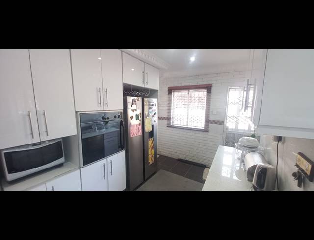 3 BEDROOM FREEHOLD FOR SALE IN MONTFORD